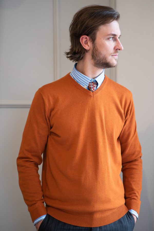 Pulover cu guler în V Cărămiziu