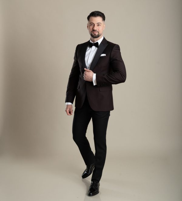 Costum Burgundy Elegance