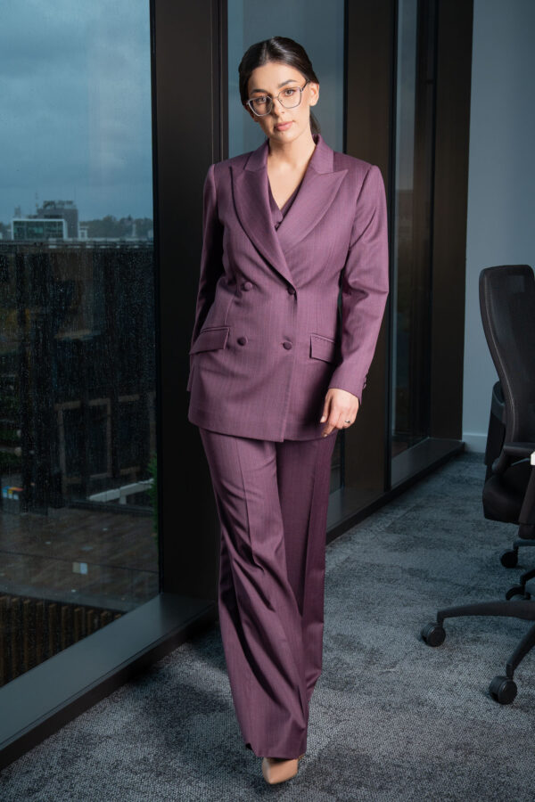 Costum mov elegant damă, în dungi, format din 2 piese: sacou și pantaloni